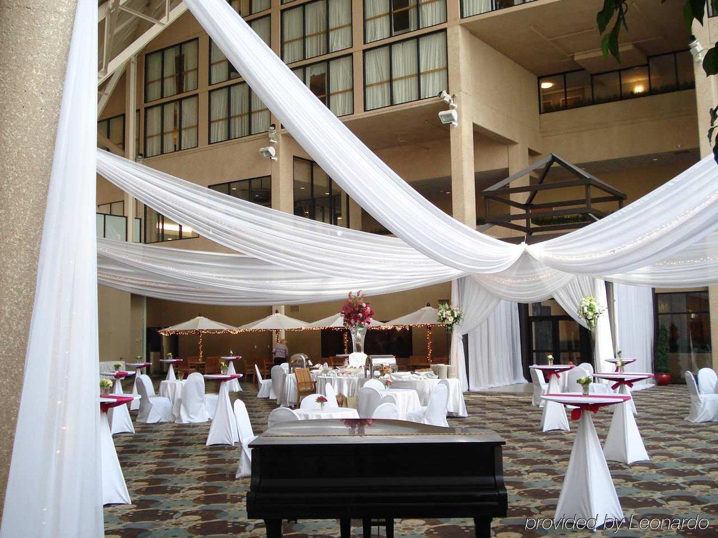 Отель Doubletree By Hilton St Paul Downtown Сент-Пол Удобства фото